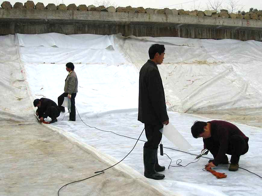 土工膜冬雨季施工保護措施